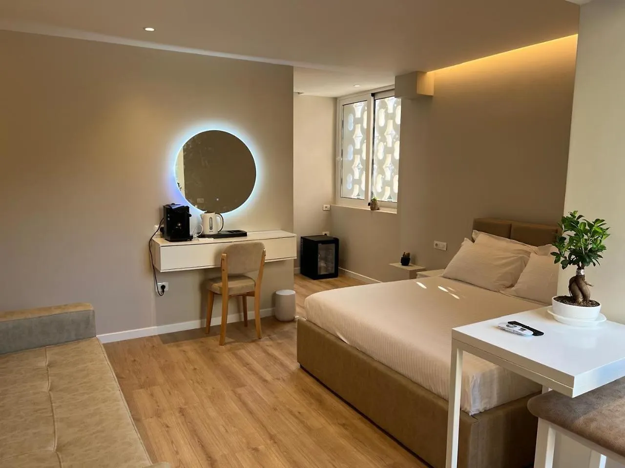 Charles City Center Tirana 0*,